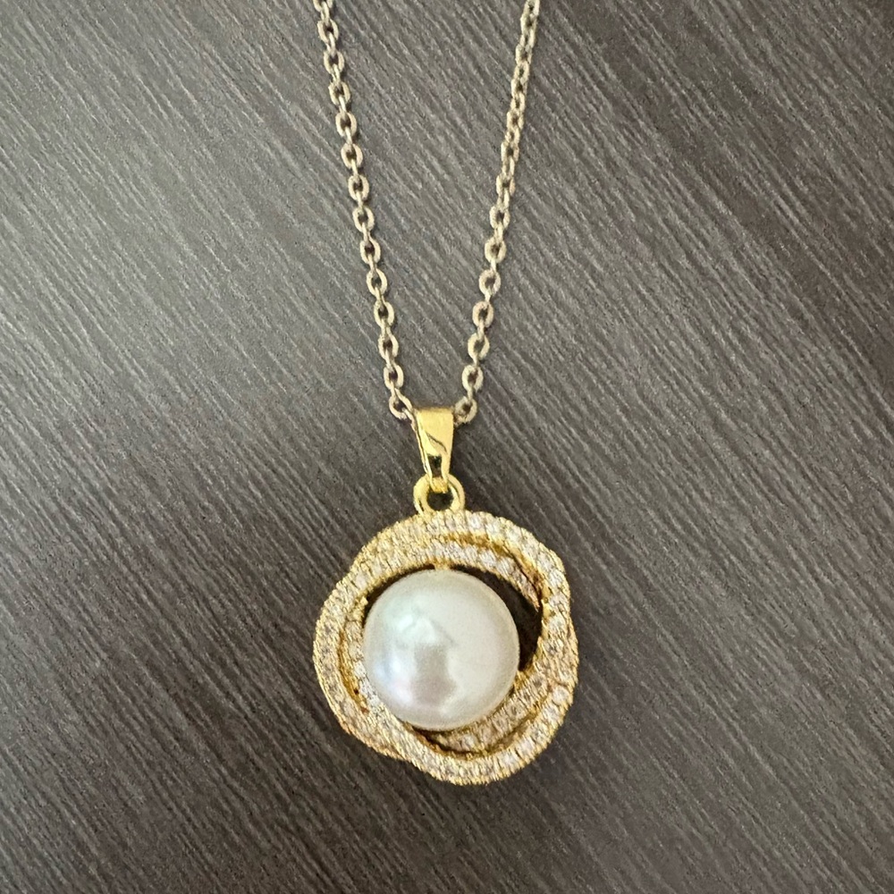 Gold Crystal Halo Pearl Necklace